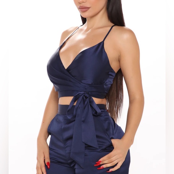NWT Fashion Nova 'Luxury Views' navy blue tie front criss-cross crop top - Picture 2 of 9